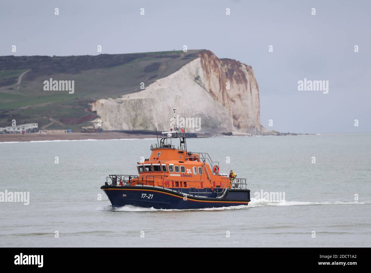 RNLI RETTUNGSBOOT 17 21 kehrt nach der Suche nach zwei Besatzungsmitgliedern der Joanna C, einem Jakobsschiff, das gestern etwa drei Seemeilen vor der Küste von Sussex ein Notsignal ausstrahlte, in den Hafen von Newhaven zurück. Stockfoto