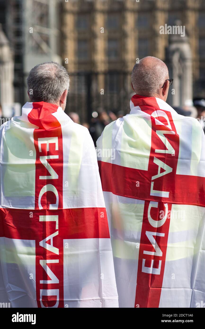 GROSSBRITANNIEN / England / London / zwei Männer, die England tragen Fahne .Protestierender protestiert vor dem Parlament gegen den Brexit In Westminster - am Mar Stockfoto