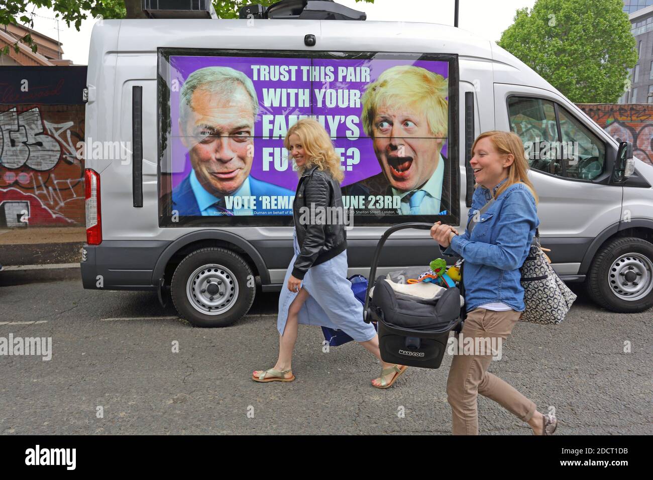 Großbritannien /London /Stimme Verlassen Rally und Anti-Nigel Farage und Boris Johnson Werbung auf weißem Van Stockfoto
