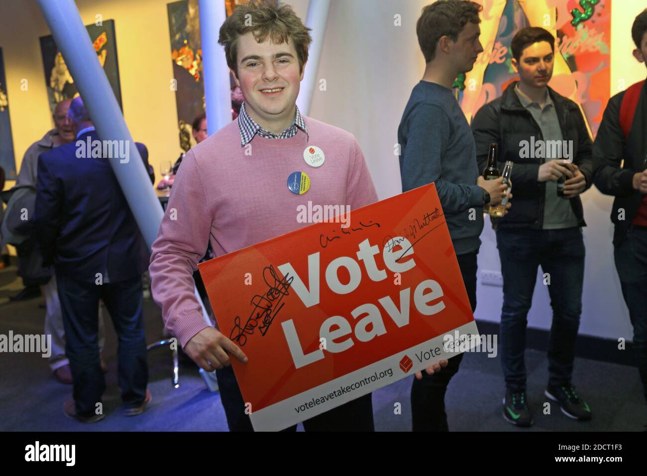Großbritannien /London /Abstimmung Leave Rally /Abstimmung Leave Supporter Holding vote Leave Poster . Stockfoto