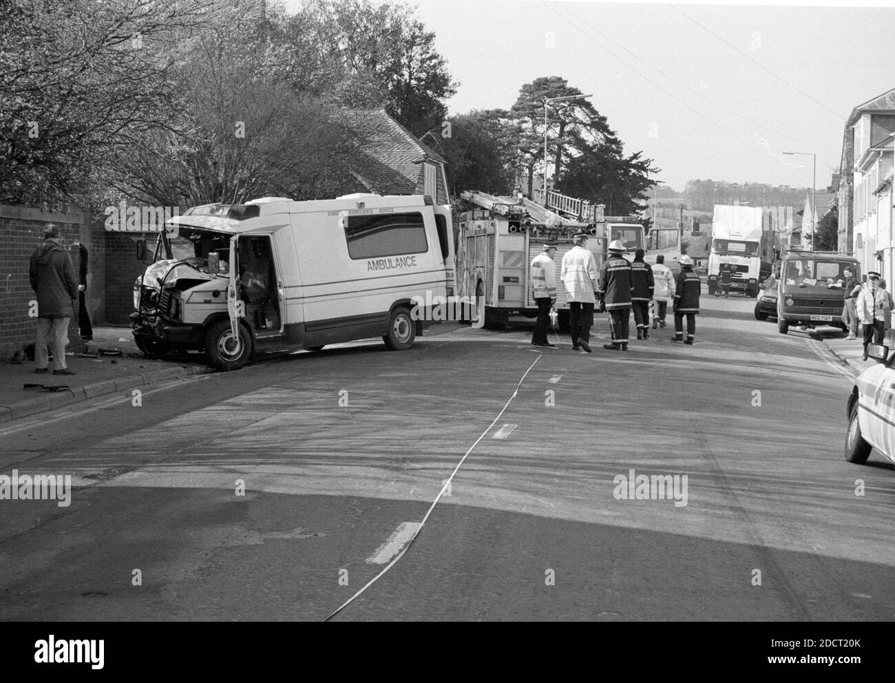 Ein Archiv Schwarz-Weiß-Bild von einer Straßenverkehrskollision mit einem Dorset Krankenwagen in der West Street in Wilton, Salisbury Wiltshire. Ca. 1990. Stockfoto