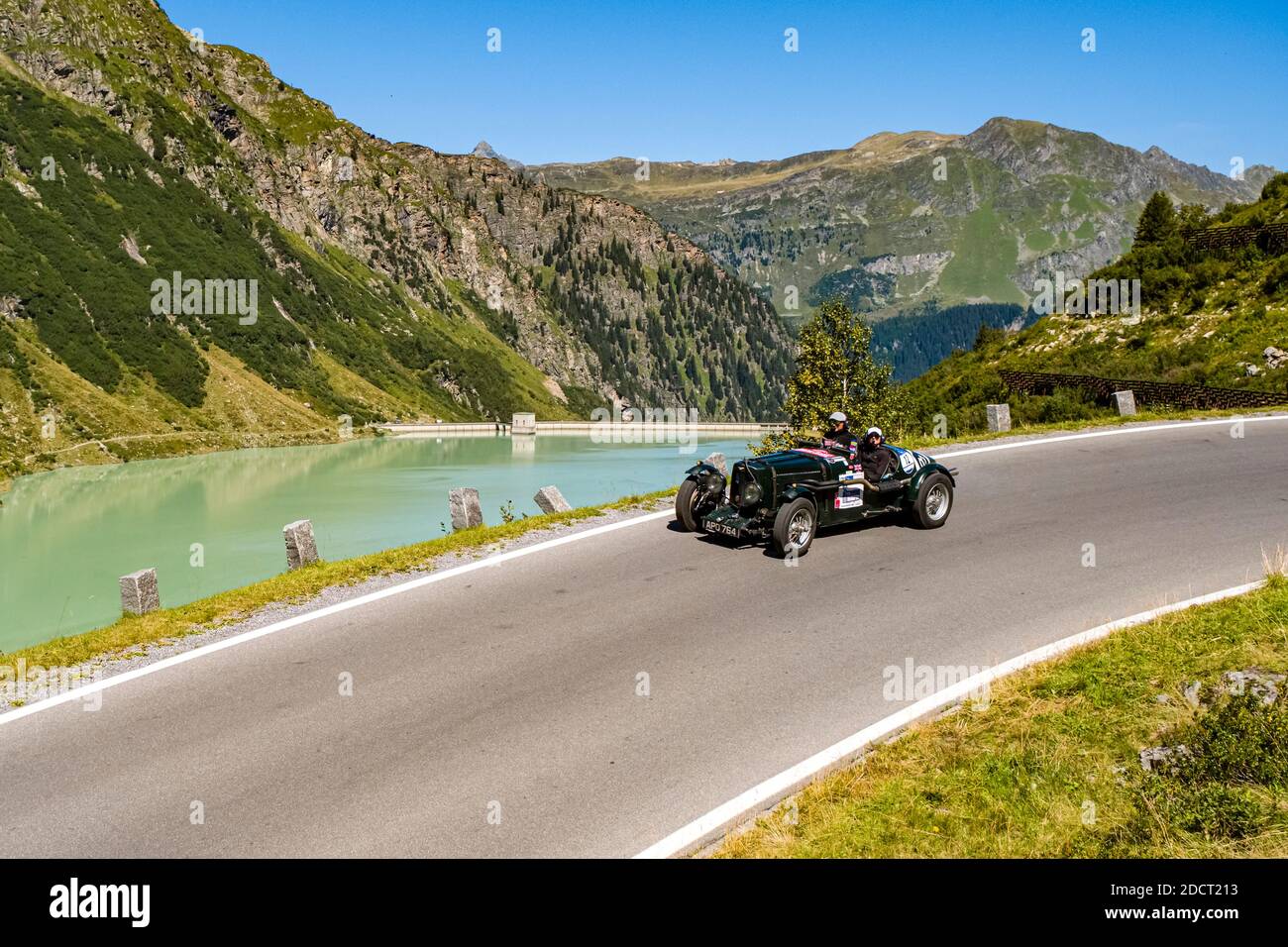 Ein Oldtimer-Auto ASTON MARTIN MK II ULSTER SPECIAL fährt während der Arlberg Classic Car Rally an einem See vorbei auf der Silvretta Hochalpenstraße. Stockfoto