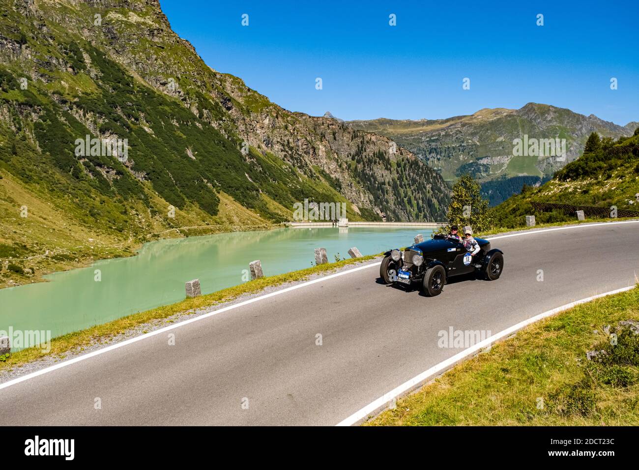 Ein Oldtimer Bentley 3.5 SS Spezial Eddy Hall Open auf der Silvretta Hochalpenstraße bei der Arlberg Classic Car Rally an einem See vorbei. Stockfoto