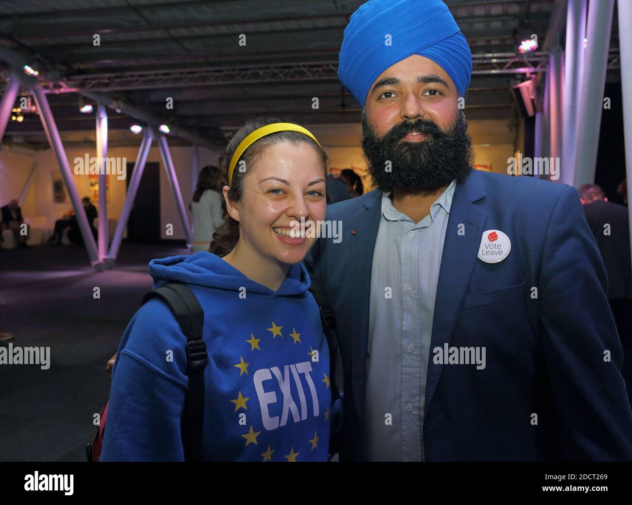 Großbritannien /London /Vote Leave Rally/ Two Vote Leave Supporters. Mädchen tragen Ausfahrt Europa Hoodie und Sikh Männer tragen Turban . Stockfoto