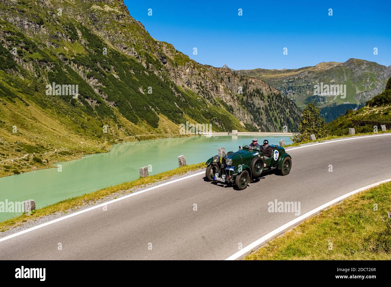 Ein Oldtimer Lagonda M 45R Le Mans, der während der Arlberg Classic Car Rally an einem See an der Silvretta Hochalpenstraße vorbeifährt. Stockfoto