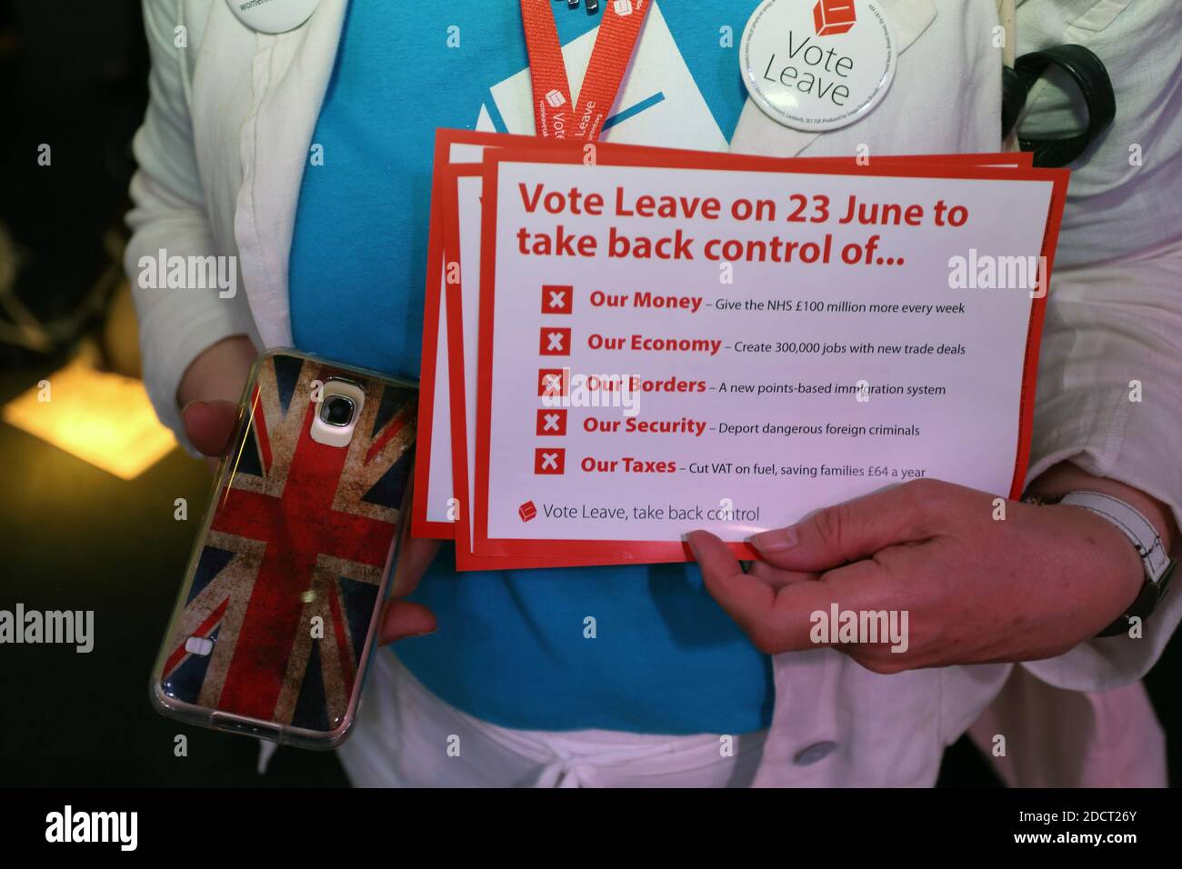 Großbritannien /London /Stimme Leave Rally /Stimme Leave Supporter mit Take Back Control Flyer . Stockfoto