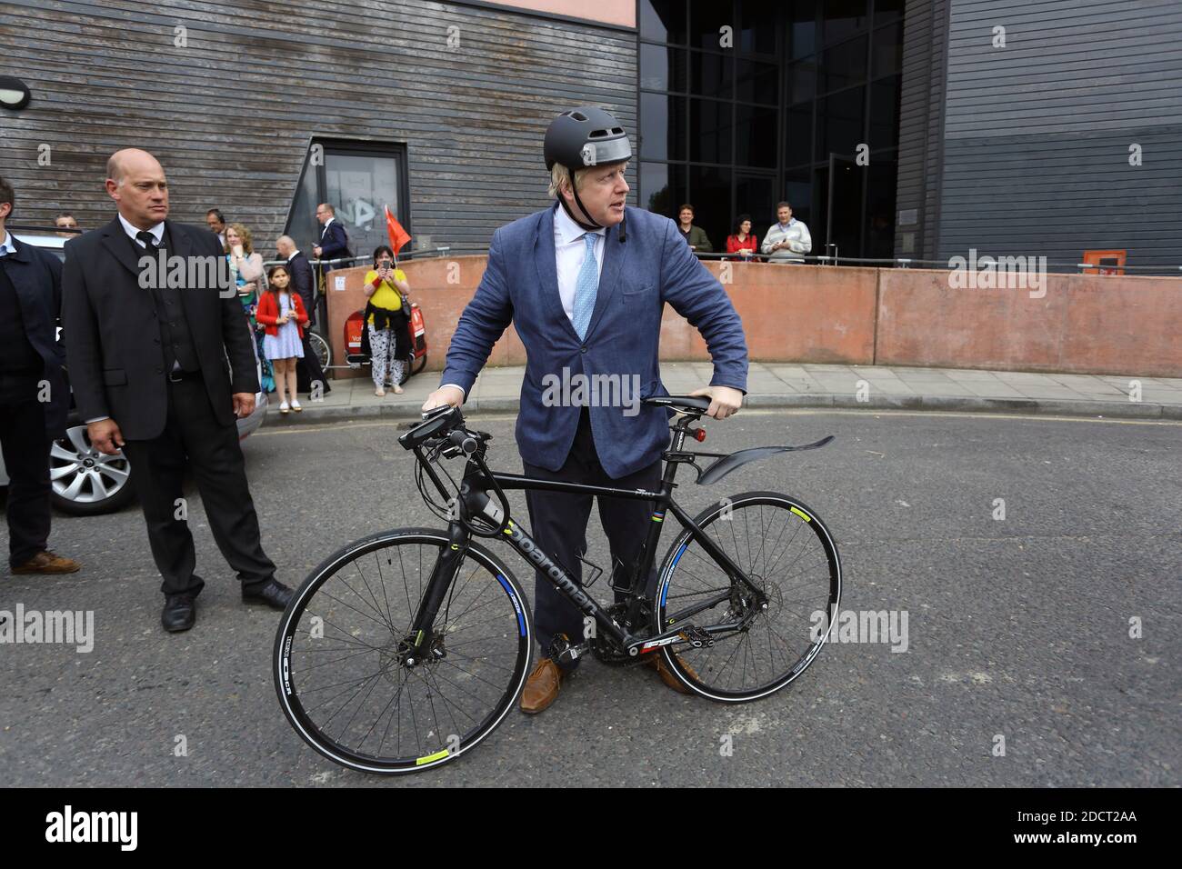 Großbritannien /London /Abstimmung Verlassen Sie die Rallye in East London.Boris Johnson verlässt die Rallye mit seinem Fahrrad, nachdem er sich 2016 bei der Vote Leave Rallye angesprochen hatte. Stockfoto