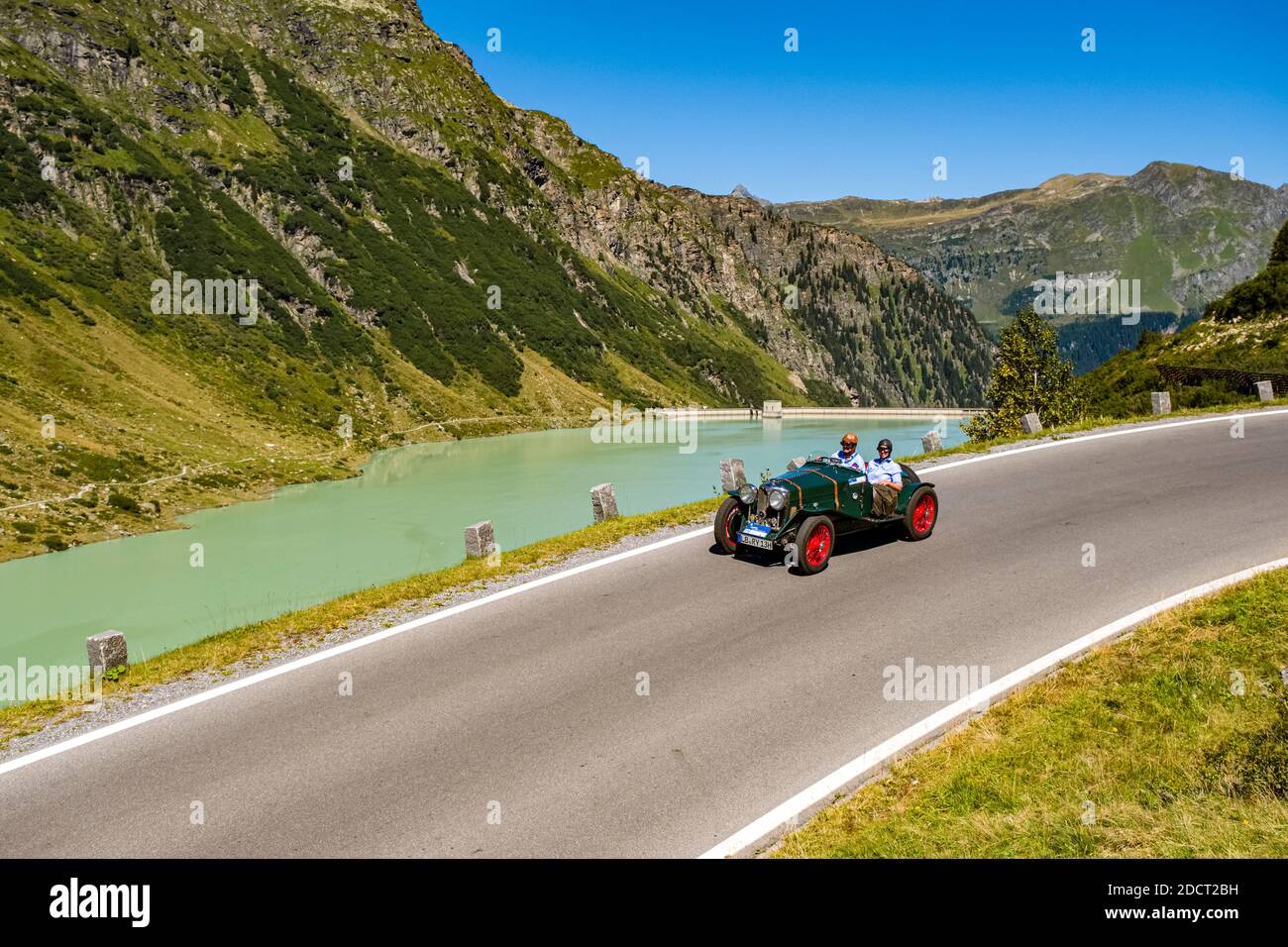 Ein Oldtimer Riley 12/4 Special Sport 2 Sitzplätze beim Arlberg Classic Car Rally am Silvretta Hochalpenstraße vorbei. Stockfoto