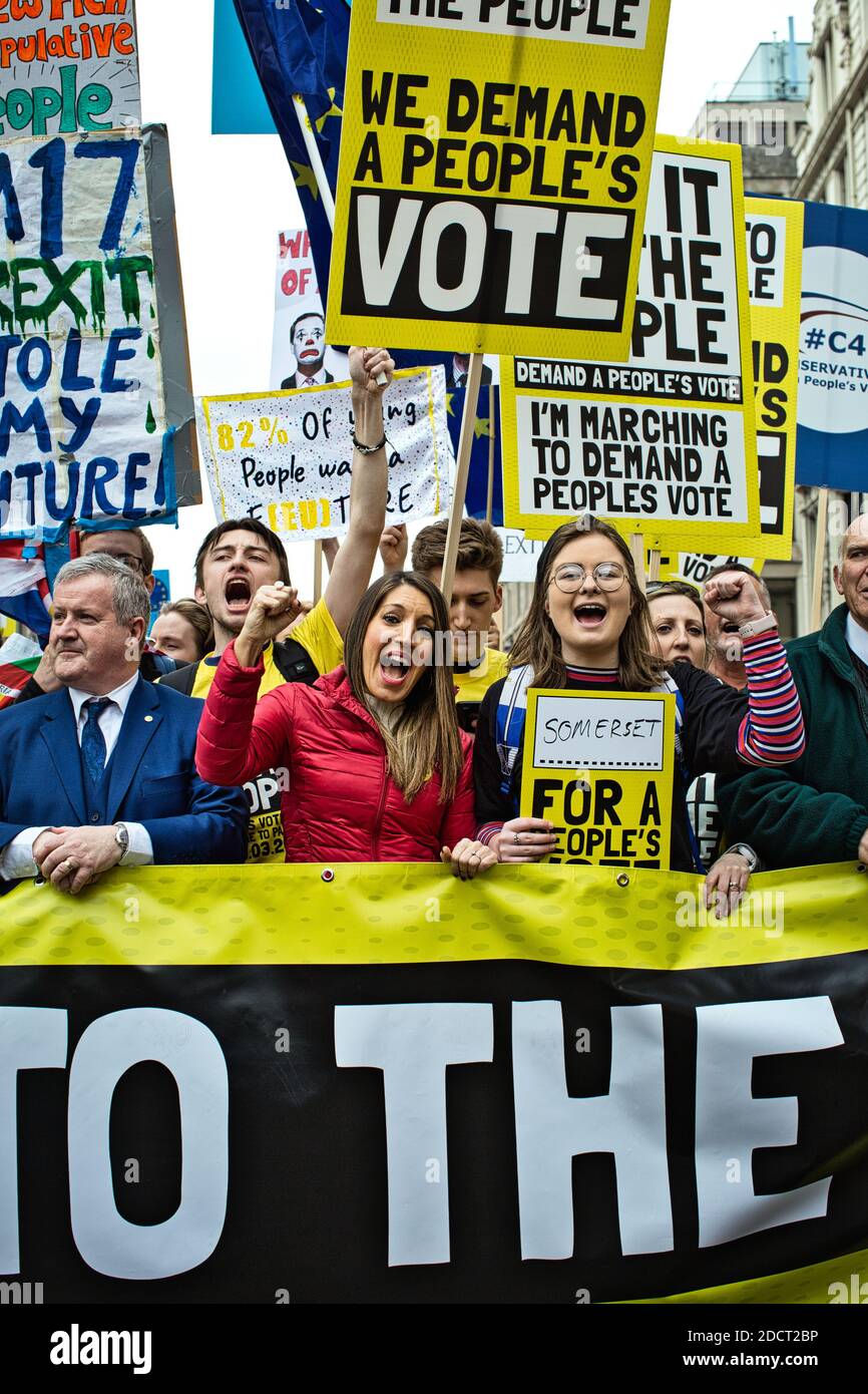 Demonstranten nehmen am Put IT to the People-Marsch am 23. März 2019 in London, England, Teil. Stockfoto
