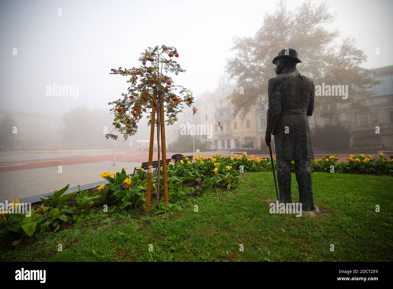 VARNA, BULGARIEN, 23. Oktober 2020 Varna, Bulgariens Stadtzentrum und Skulptur der berühmten bulgarischen Person Stockfoto
