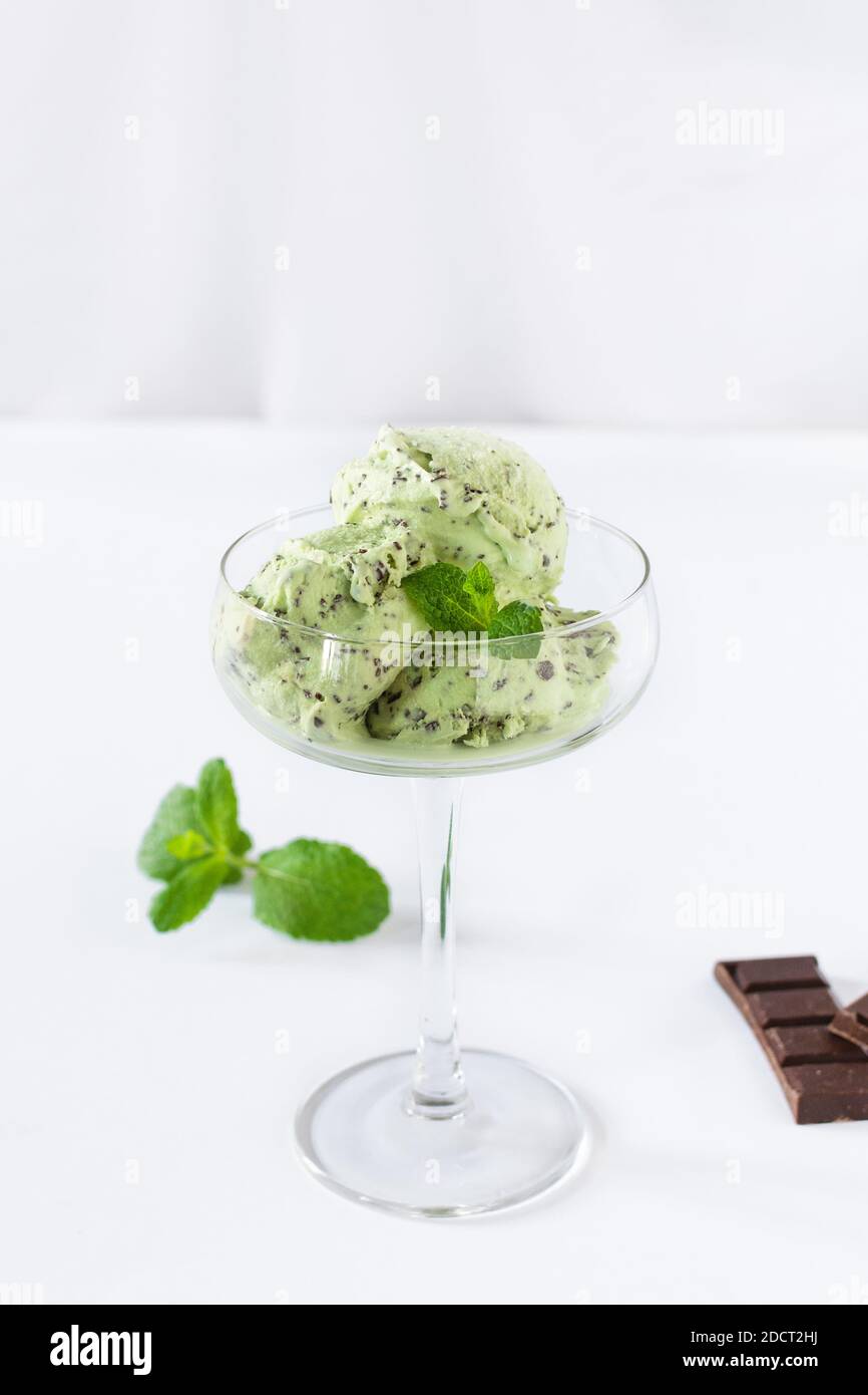 Kugeln Minze Eis mit Schokolade Krümel in einem Glas auf weißem Hintergrund. Erfrischendes Dessert im Sommer. Stockfoto