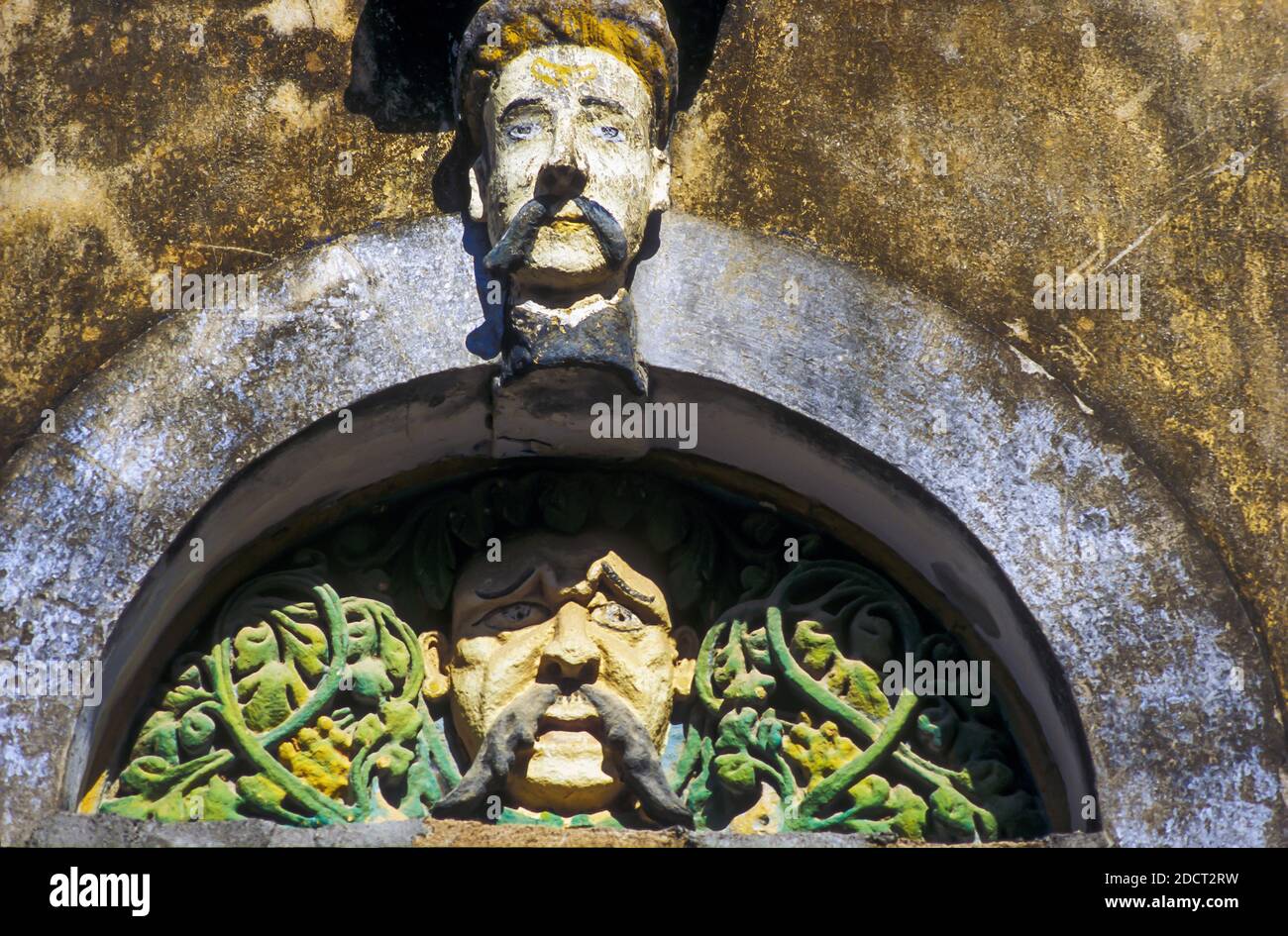 Detail eines Torbodens im alten portugiesischen Viertel von Diu Town, Diu Union Territory, Westindien Stockfoto