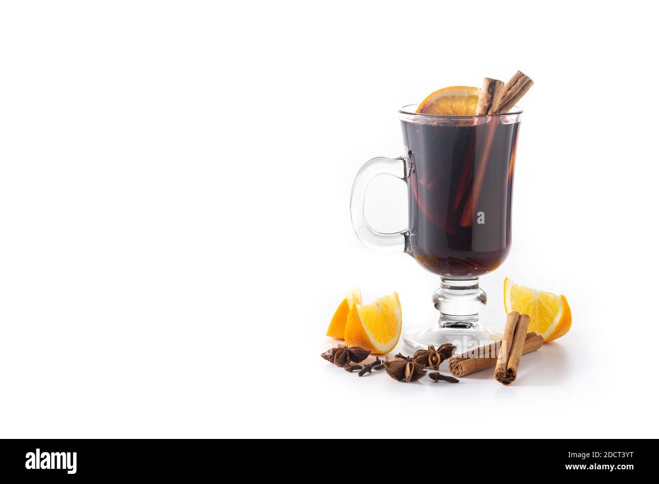 Traditioneller Glühwein mit Gewürzen isoliert auf weißem Hintergrund Stockfoto