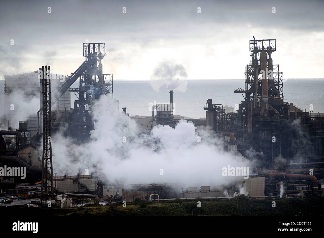 Hochöfen 4 & 5 im Tata Stahlwerk in Port Talbot, South Wales, Großbritannien Stockfoto