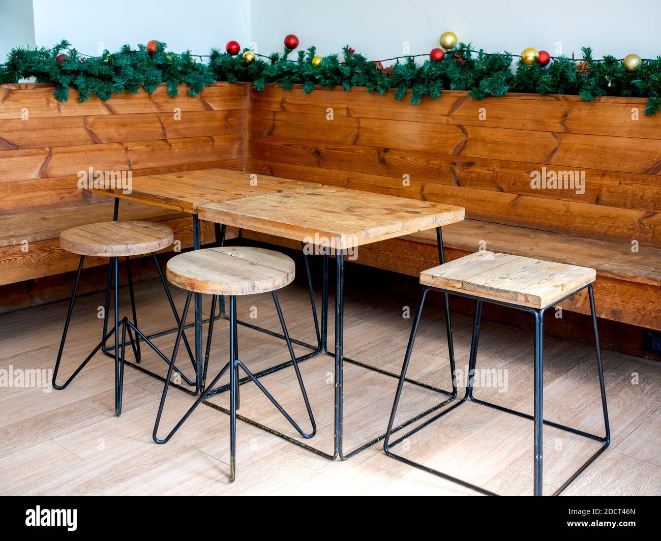 Leere Holztisch und Holzstühle mit Weihnachtsschmuck Objekt Dekorationen Interieur. Stockfoto