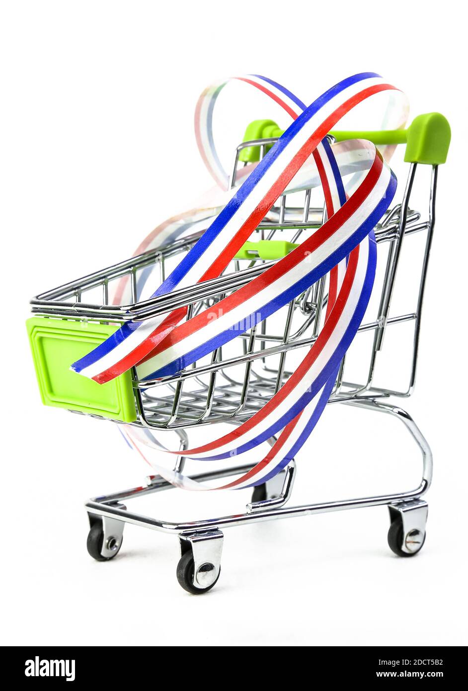 Nahaufnahme eines Supermarkteinkaufwagens isoliert mit einem französischen Tricolor-Band, Symbol für den Kauf von Produkten, die in Frankreich hergestellt werden Stockfoto