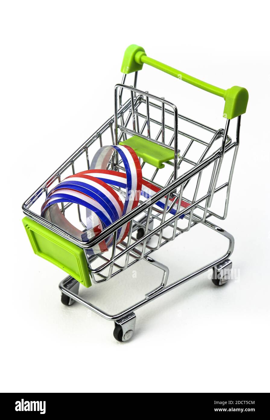 Nahaufnahme eines Supermarkteinkaufwagens isoliert mit einem französischen Tricolor-Band, Symbol für den Kauf von Produkten, die in Frankreich hergestellt werden Stockfoto