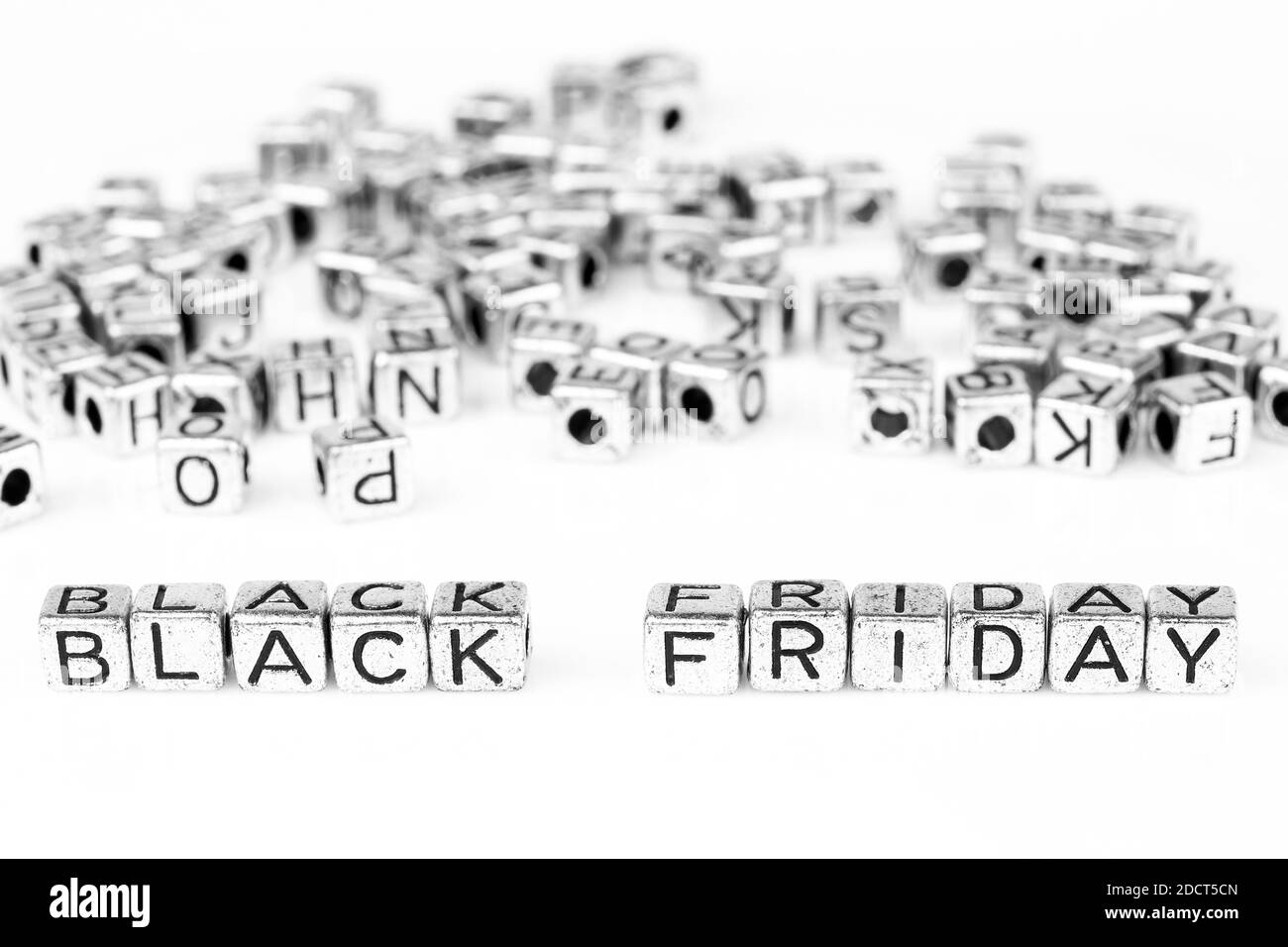 Nahaufnahme am Black Friday geschrieben mit Metallwürfeln auf Weiß Hintergrund Stockfoto