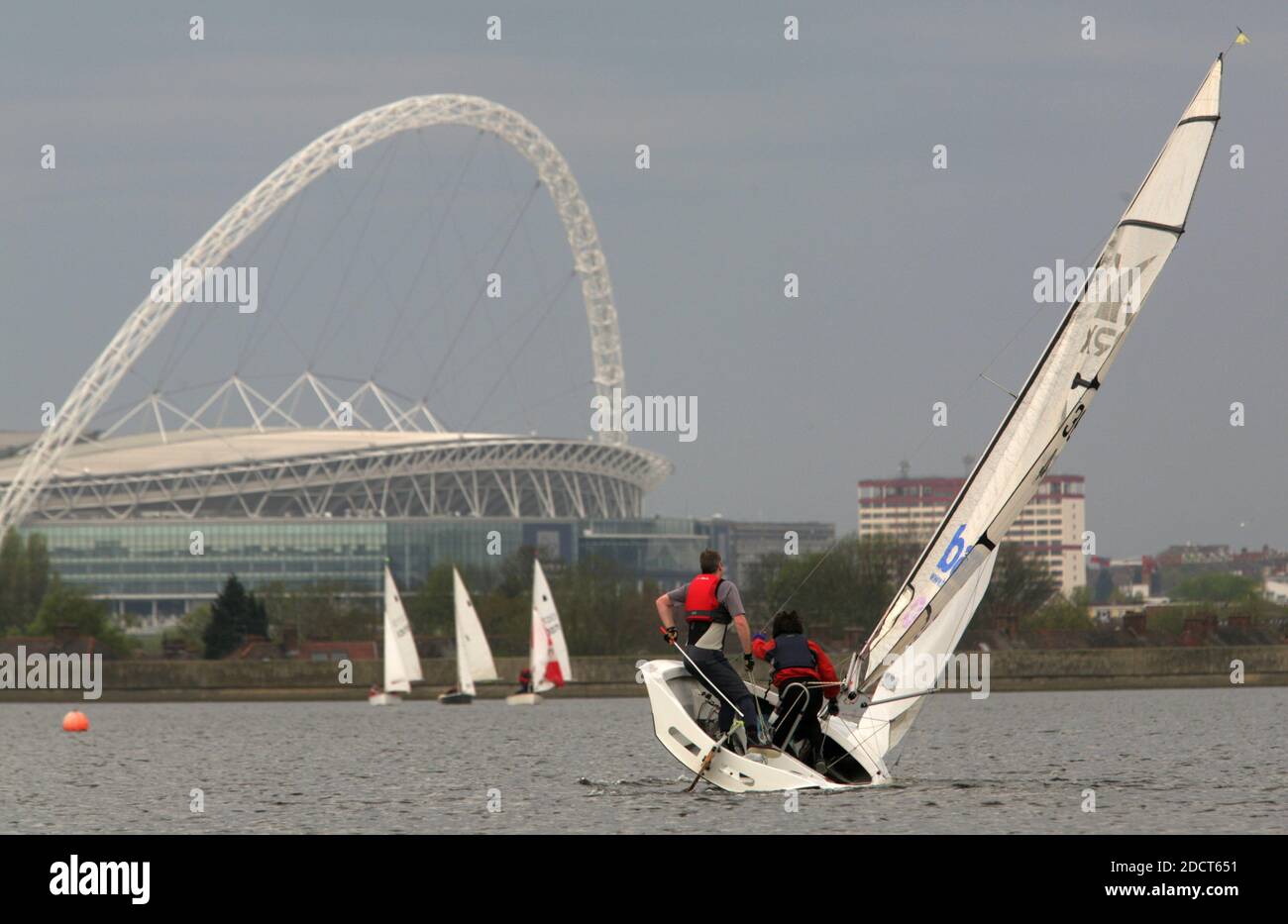 Eine Merlin Rocket-MRX Yacht in Aktion auf dem Welsh Harp Reservoir, North London. Der Stausee ist die Heimat des Wembley Sailing Club und grenzt an Wembl Stockfoto