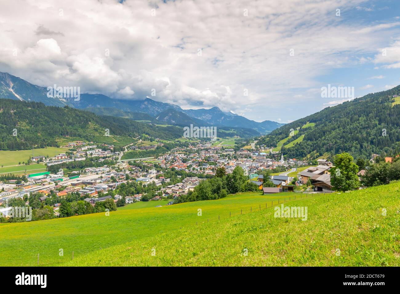 Panoramablick auf Schladming von erhöhter Position, Schladming, Steiermark, Österreich Tirol, Österreich, Europa Stockfoto