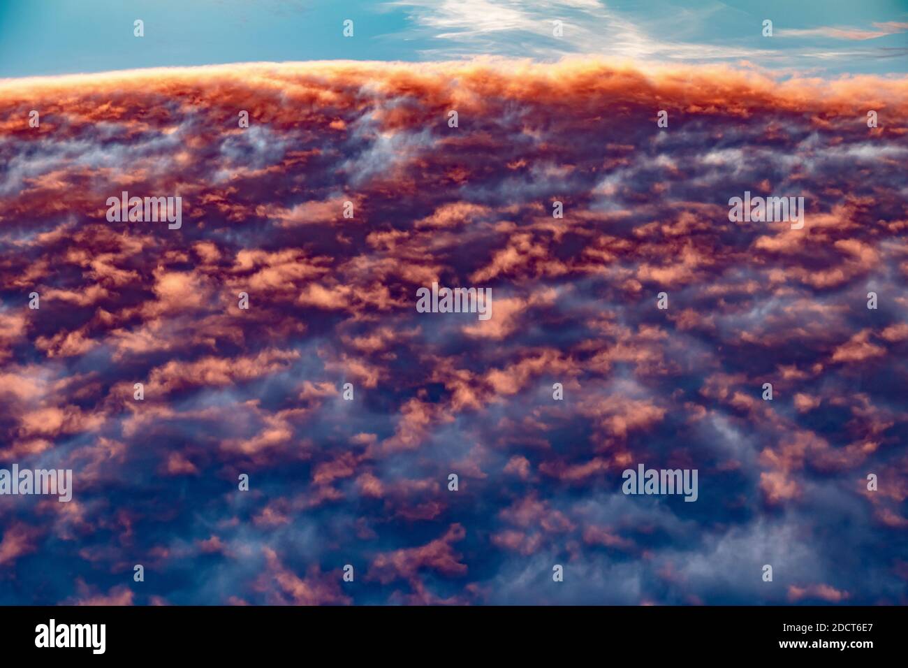 Furchterregend flammender Planet mit blauem Himmel. Abstrakte Hölle Stockfoto