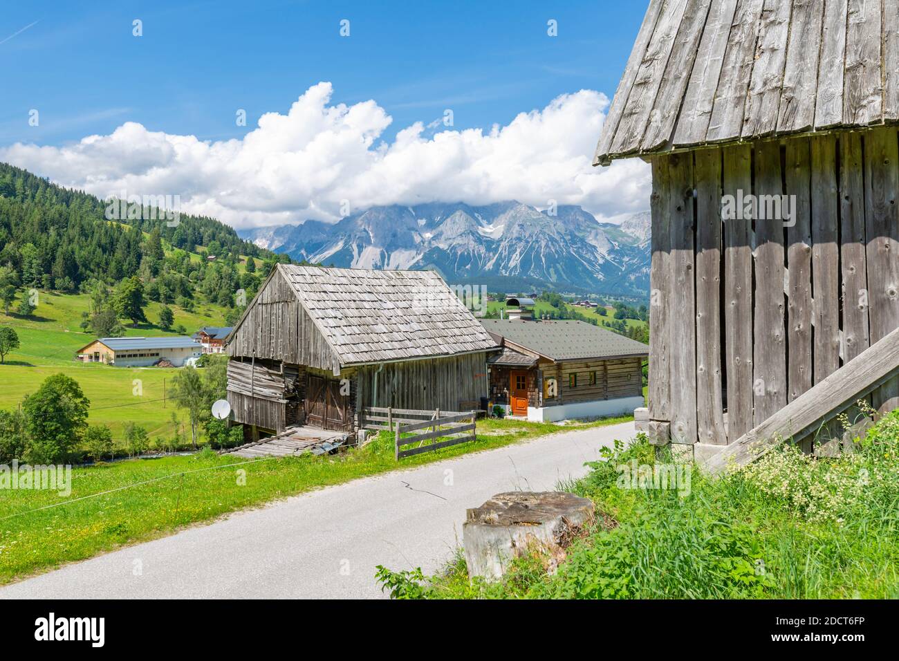 Panoramablick auf Berge und Wiesen in der Nähe von Untertal, Schladming, Steiermark, Tirol, Österreich, Europa Stockfoto