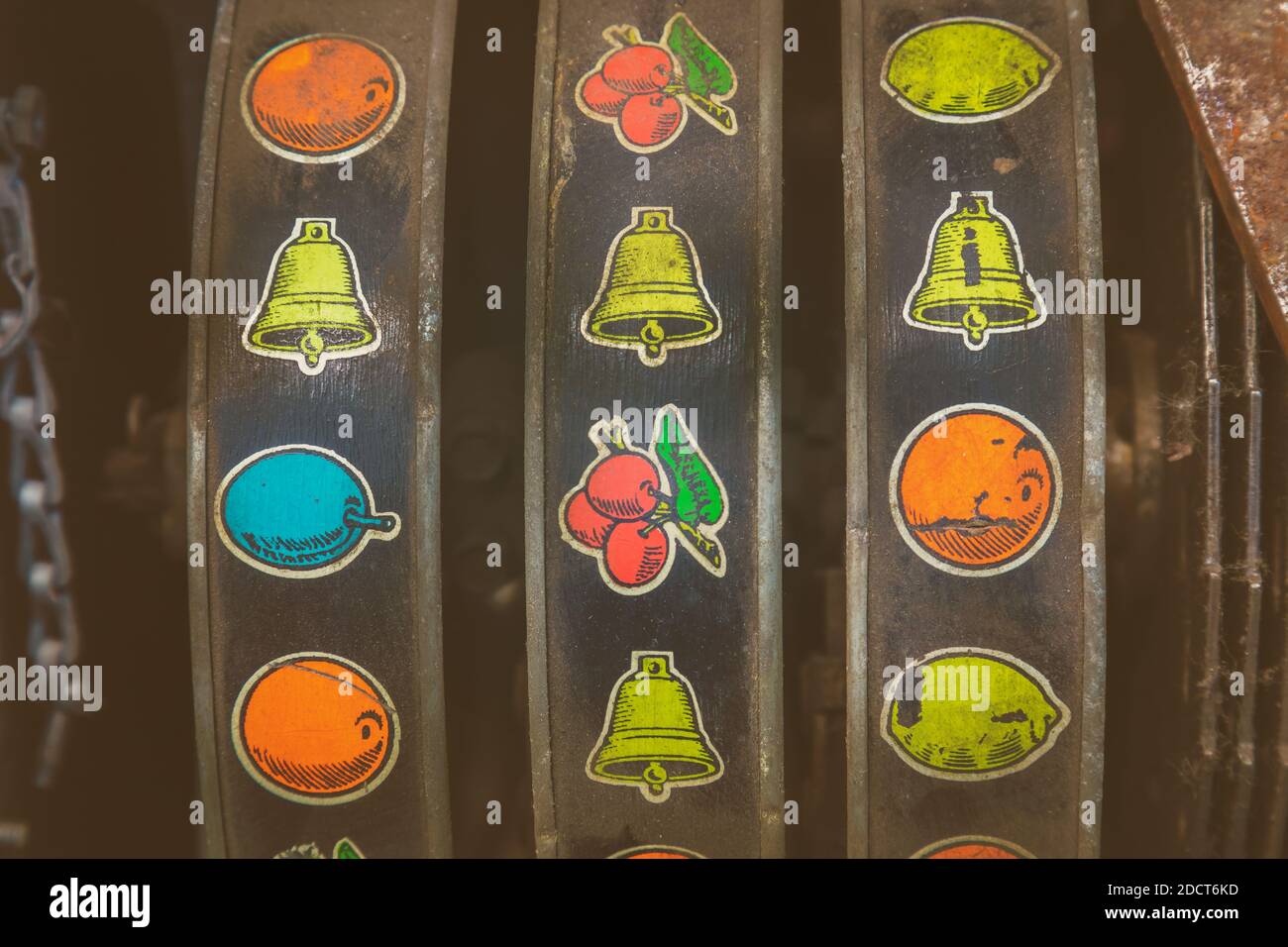 Retro-Stil Bild von einer Nahaufnahme eines verwitterten Vintage Spielautomat Stockfoto