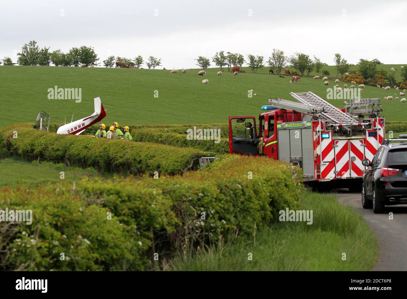 Flugzeugabsturz in der Nähe von Maybole, Ayrshire, Schottland, Großbritannien. G-RWMW. Ein alter Pilot hatte eine bemerkenswerte Flucht, nachdem sein Flugzeug vom Himmel gestürzt war. Der 70-jährige Bob Watson kehrte von einem Geschäftstreffen auf der Isle of Bute nach Hause zurück, als er in der Nähe seines Landhauses eintraf. Die Notlandung auf der New Grimmet Farm an der Straiton Road bei Maybole. Stockfoto