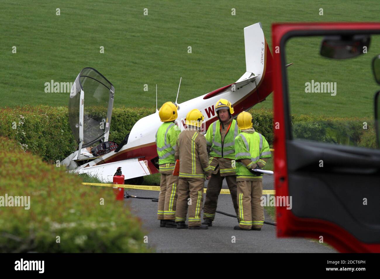 Flugzeugabsturz in der Nähe von Maybole, Ayrshire, Schottland, Großbritannien. G-RWMW. Ein alter Pilot hatte eine bemerkenswerte Flucht, nachdem sein Flugzeug vom Himmel gestürzt war. Der 70-jährige Bob Watson kehrte von einem Geschäftstreffen auf der Isle of Bute nach Hause zurück, als er in der Nähe seines Landhauses eintraf. Die Notlandung auf der New Grimmet Farm an der Straiton Road bei Maybole. Stockfoto