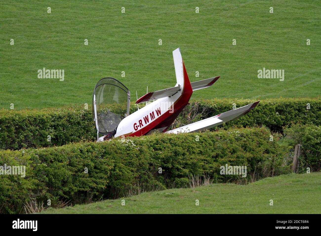 Flugzeugabsturz in der Nähe von Maybole, Ayrshire, Schottland, Großbritannien. G-RWMW. Ein alter Pilot hatte eine bemerkenswerte Flucht, nachdem sein Flugzeug vom Himmel gestürzt war. Der 70-jährige Bob Watson kehrte von einem Geschäftstreffen auf der Isle of Bute nach Hause zurück, als er in der Nähe seines Landhauses eintraf. Die Notlandung auf der New Grimmet Farm an der Straiton Road bei Maybole. Stockfoto