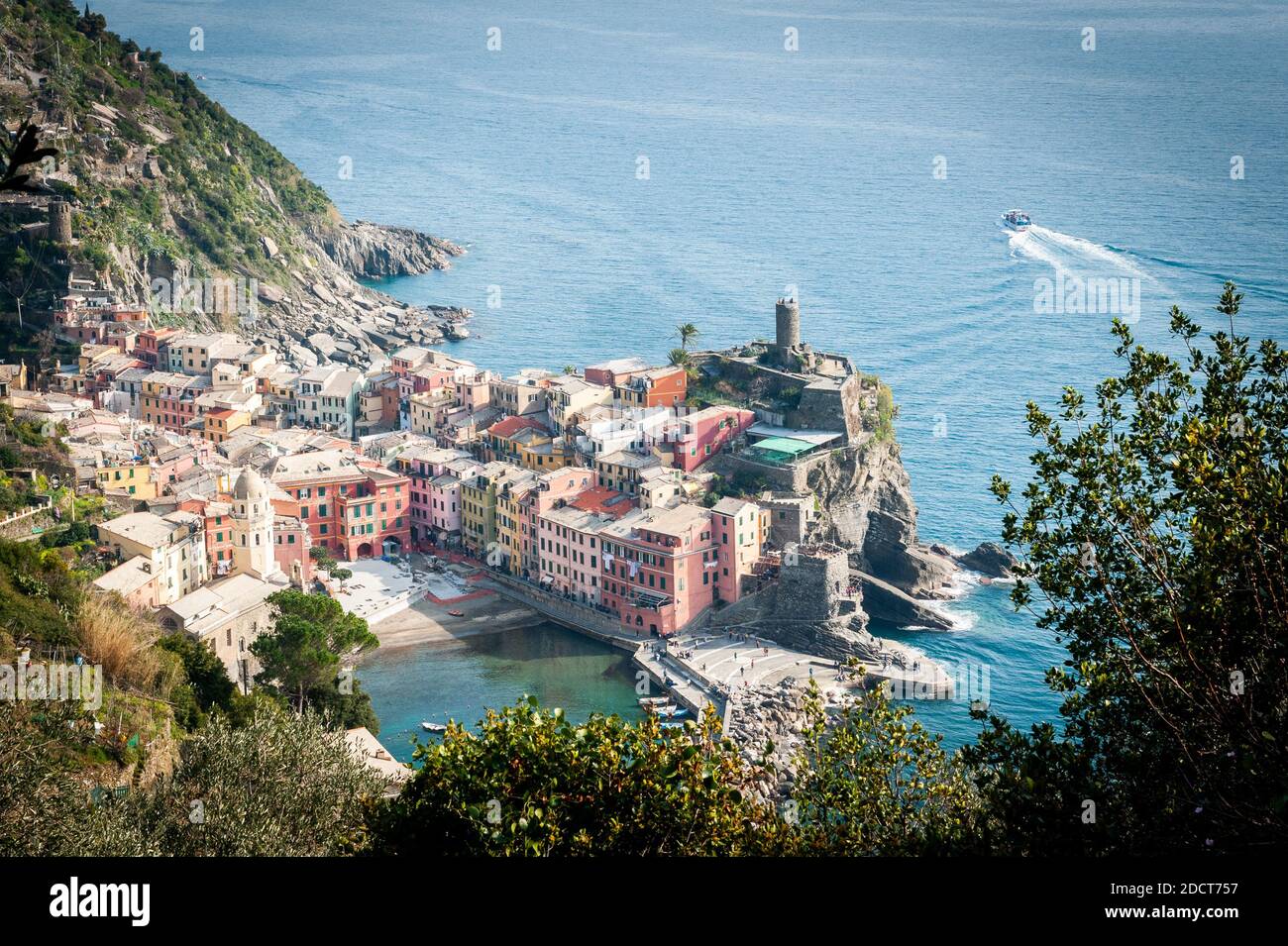 Blick auf die Stadt Vernazza, Cinque Terre in der Provinz Ligurien, Italien. Ein UNESCO-Weltkulturerbe. Stockfoto