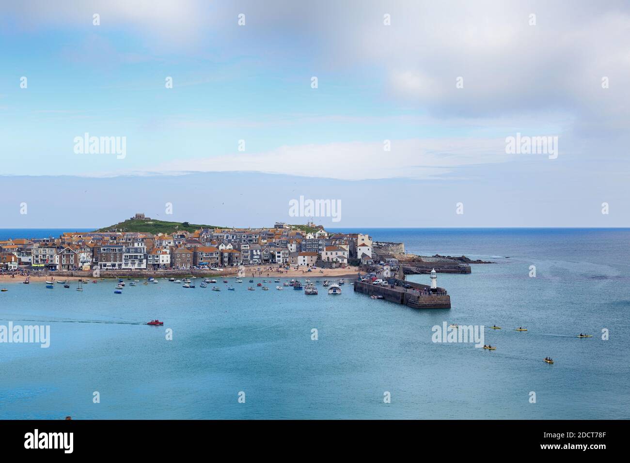 Erhöhter Blick auf den beliebten Badeort St. Ives, Cornwall, England, Vereinigtes Königreich, Stockfoto