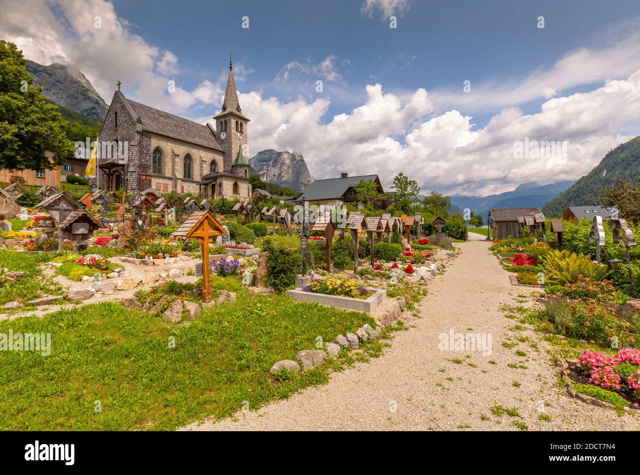 Blick auf Herz-Jesu Kirche und Friedhof, Grundlsee, Steiermark, Salzkammergut Seen, Österreichische Alpen, Österreich. Europa Stockfoto