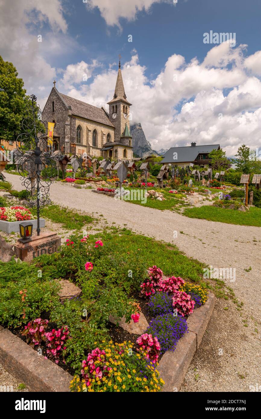 Blick auf Herz-Jesu Kirche und Friedhof, Grundlsee, Steiermark, Salzkammergut Seen, Österreichische Alpen, Österreich. Europa Stockfoto