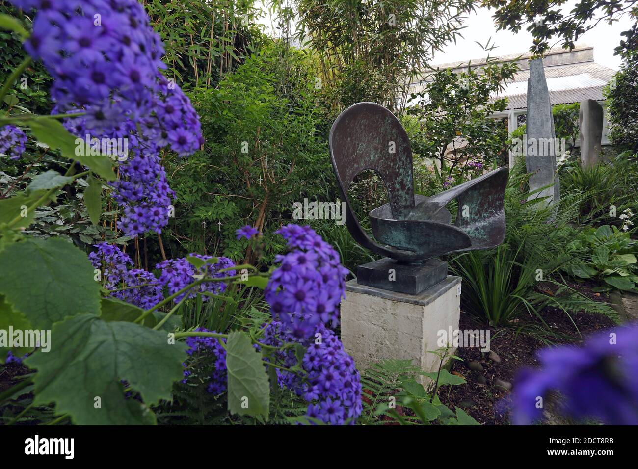 Der Skulpturengarten an der Barbara Hepworth Museum und Skulpturengarten, St. Ives, Cornwall, England, UK Stockfoto