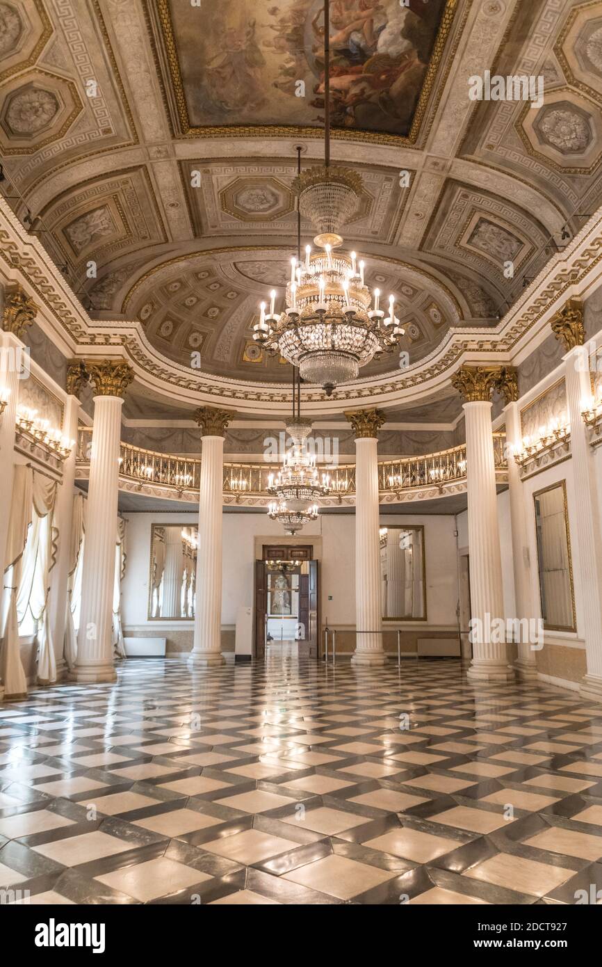 VENEDIG, ITALIEN - 3. OKTOBER 2020: Ballsaal im Museum Correr von Venedig befindet sich auf dem Markusplatz in den oberen Etagen der Staatsanwaltschaft Nuove Stockfoto