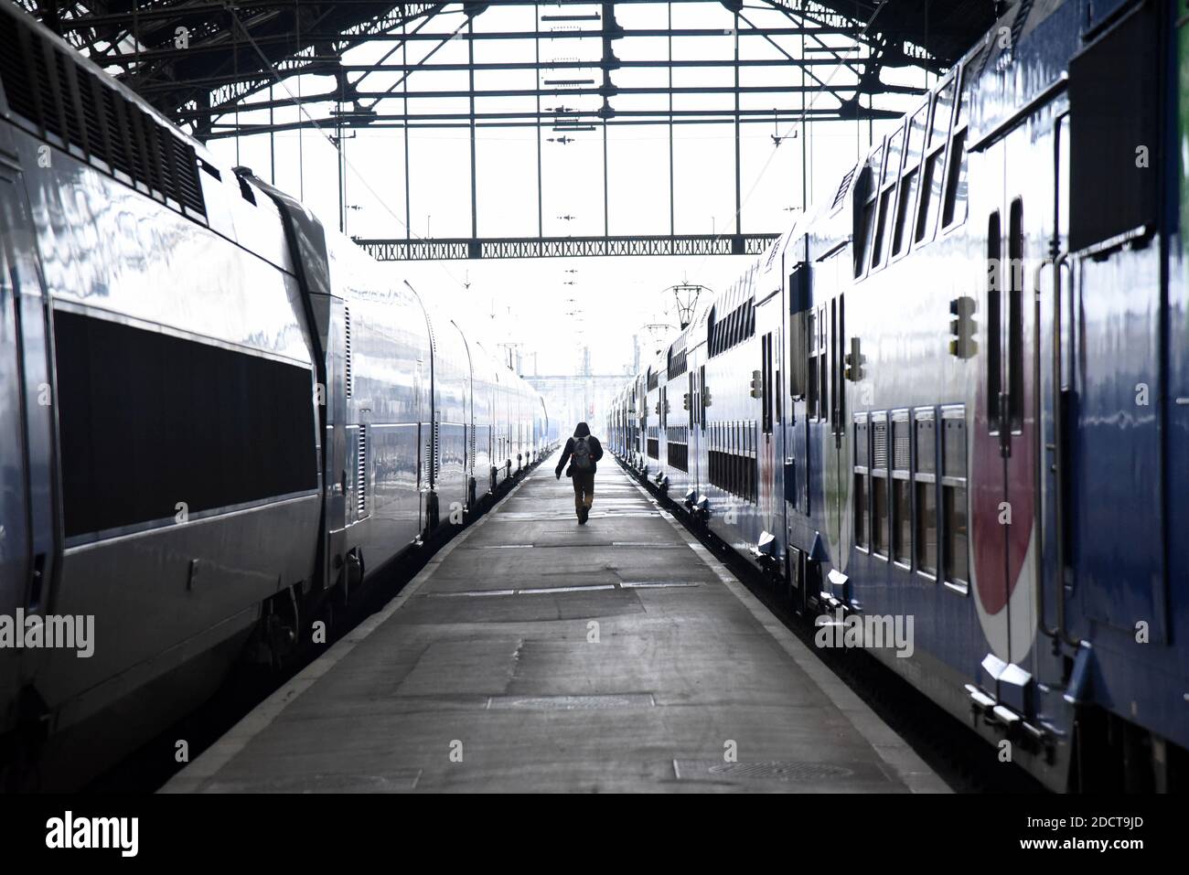 Allgemeine Ansicht des leeren TGV-Bahnhofs Gare De Lyon in Paris, Frankreich, am 9. April 2018, wo fast alle Hochgeschwindigkeitszüge wegen des Streiks abgesagt werden. Die französischen Bahnarbeiter von SNCF und RER begannen drei Monate rollende Streiks, die Teil einer Welle von Arbeitskampfmaßnahmen sind, die Präsident Emmanuel Macrons Entschlossenheit, Frankreich mit umfassenden Reformen neu zu gestalten, auf die Probe stellen wird. Der Streik wird zu Chaos für die 4.5 Millionen französischen Zugpassagiere führen, wobei zwei von fünf Tagen bis Juni 28 Stops geplant sind, es sei denn, Macron lässt sein Angebot fallen, eine Generalüberholung beim staatlichen Eisenbahnunternehmen SNCF zu erzwingen. Foto von Stockfoto
