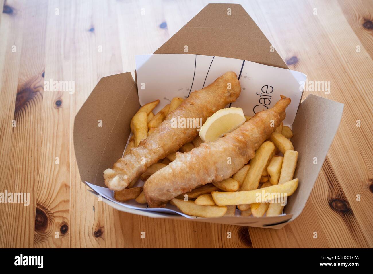 Frisch zubereiteter hochwertiger Fisch und Chips porthminster Beach Cafe Take Away Box auf Holztisch Stockfoto