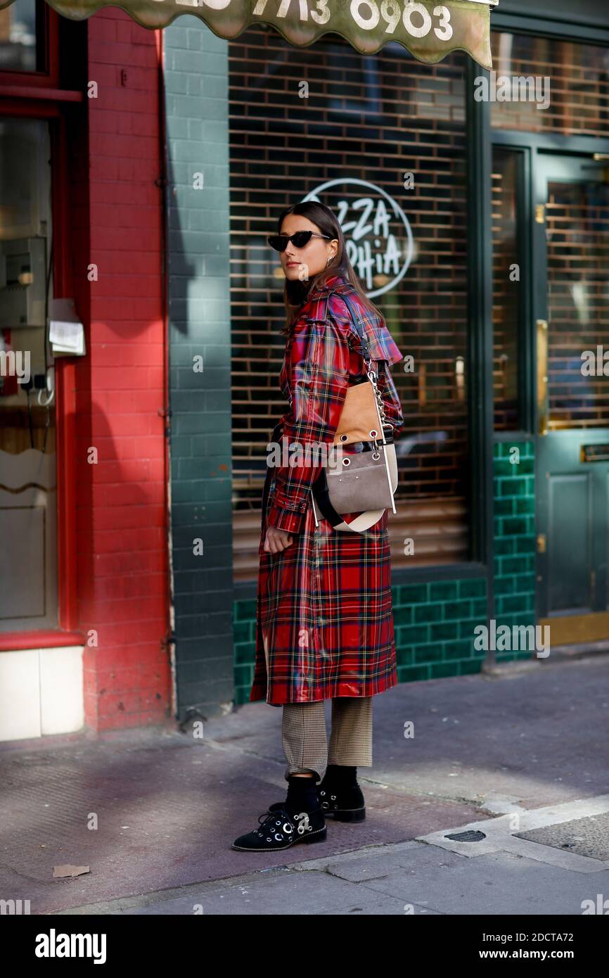 Street Style, Julia Haghjoo Ankunft bei JW Anderson Herbst-Winter 2018-2019 Show im Yeomanry House, in London, England, am 17. Februar 2018. Foto von Marie-Paola Bertrand-Hillion/ABACAPRESS.COM Stockfoto