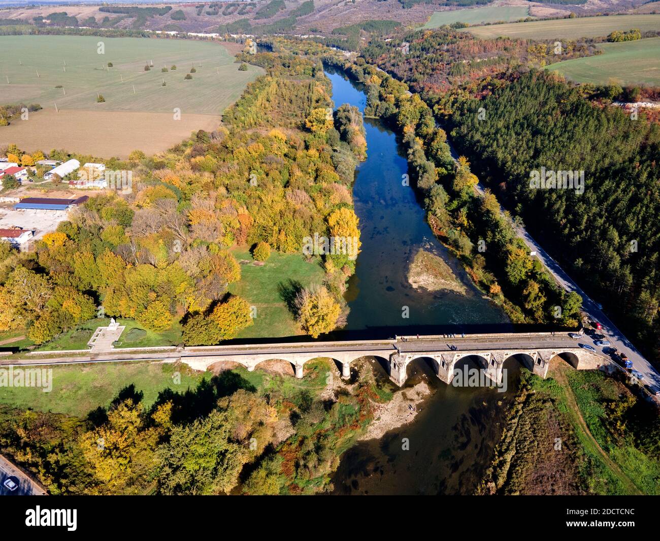 Luftaufnahme der Brücke des 19. Jahrhunderts über den Fluss Yantra