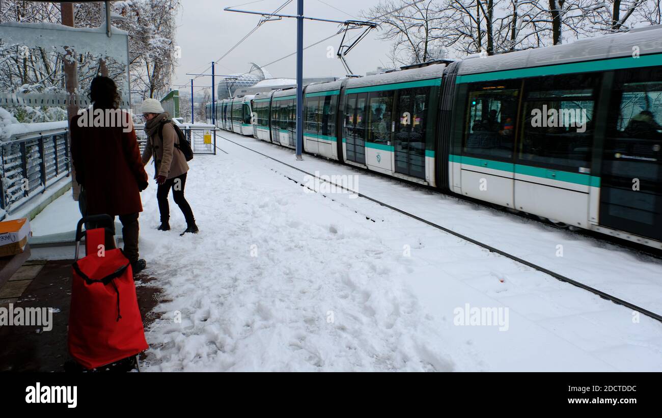 Pariser warten auf die Straßenbahn an der Porte de Versailles in Paris, Frankreich am 7. Februar 2018. Schneefall hat in der Region Paris zu enormen Staus und Zugverbindungen behindert, da die französische Hauptstadt in dieser Saison ihre erste echte Dosis winterlichen Wetters erlebt. Der Wetterdienst Meteo France hat die Region Paris auf Schnee und Eis auf den Straßen aufmerksam gemacht, von 28 Abteilungen wird erwartet, dass sie im ganzen Land bis spät am Mittwoch auf Alarm stehen wird. Das Wetter verursachte großen Stillstand in der Stadt, mit mehr als 700 Kilometer (430 Meilen) von Staus bis Dienstag Abend aufgezeichnet, Stockfoto