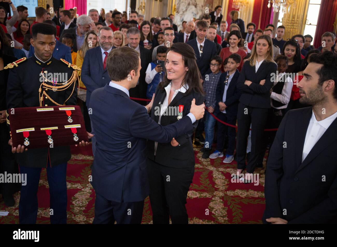 Die französische Alpin-Skifahrerin und Paralympische Meisterin Marie Bochet wird vom französischen Präsidenten Emmanuel Macron am 13. April 2018 im Präsidentenpalast von Elysee in Paris im Rahmen einer Siegerehrung der französischen Athleten, die an den Olympischen Winterspielen 2018 in Pyeongchang teilgenommen haben, zum Offizier der Legion of Honor (Legion d'honneur) ernannt. Foto von Hamilton/Pool/ABACAPRESS.COM Stockfoto