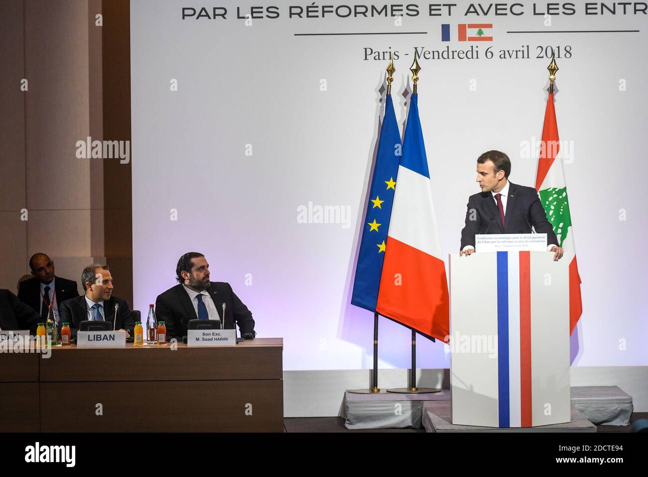 Der französische Präsident Emmanuel Macron hält eine Rede, während der libanesische Premierminister Saad Hariri (2. Von L) am 6. April 2018 auf der CEDRE-Konferenz (Wirtschaftskonferenz zur Entwicklung des Libanon durch Reformen und mit Unternehmen) in Paris, Frankreich, zuhört. Foto von Ammar Abd Rabbo/ABACAPRESS.COM Stockfoto