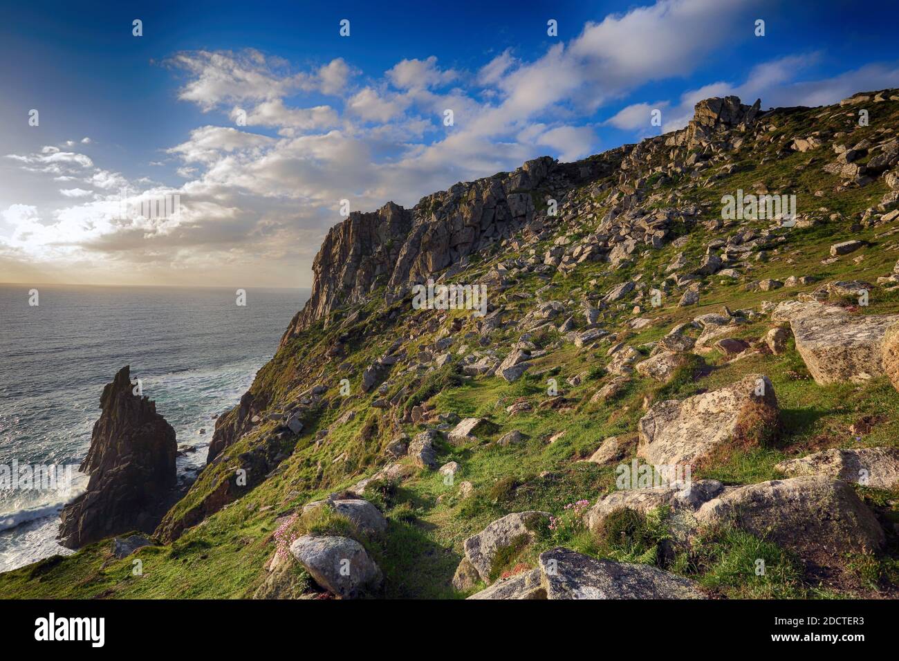 Bosigran ist eine große Granitklippe in der Nähe der Kupfermine Carn Galver in der Sommersonne am Atlantischen Ozean in Bosigran, West Penwith, Cornwall, Großbritannien Stockfoto