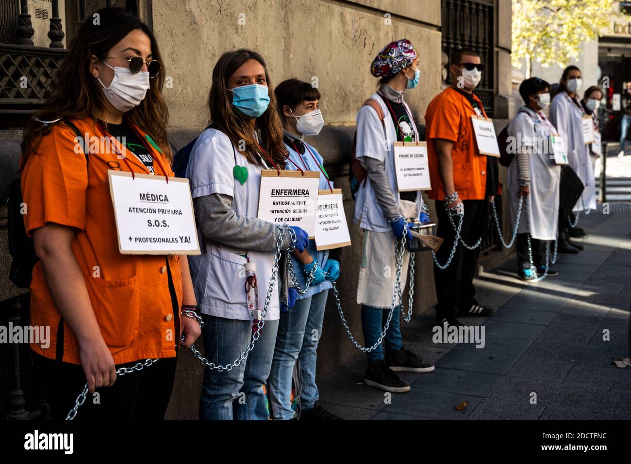 Madrid, Spanien. November 2020. Vertreter der Krankenhausdienste ketteten sich um das Gesundheitsamt, um zu protestieren und bessere Arbeitsbedingungen und die Misshandlung ihres Sektors während der Coronavirus-Pandemie (COVID-19) zu fordern. Quelle: Marcos del Mazo/Alamy Live News Stockfoto