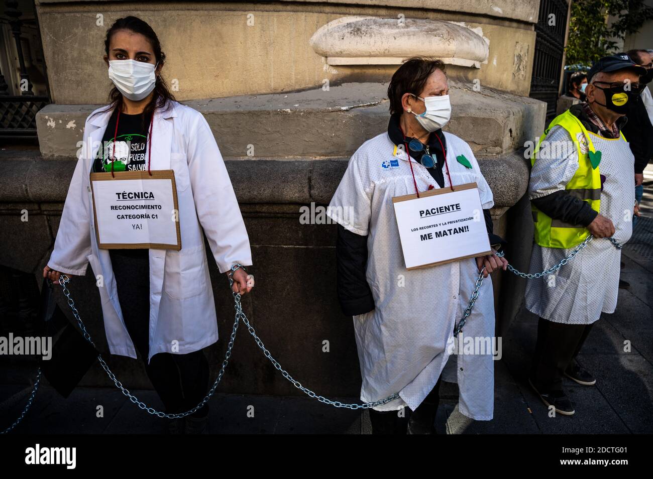 Madrid, Spanien. November 2020. Vertreter der Krankenhausdienste ketteten sich um das Gesundheitsamt, um zu protestieren und bessere Arbeitsbedingungen und die Misshandlung ihres Sektors während der Coronavirus-Pandemie (COVID-19) zu fordern. Quelle: Marcos del Mazo/Alamy Live News Stockfoto