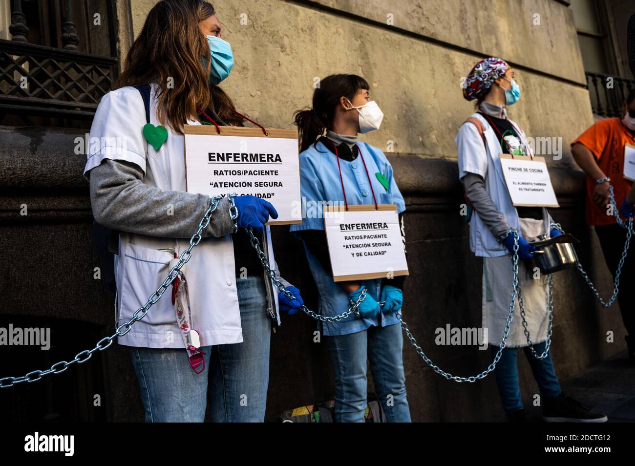 Madrid, Spanien. November 2020. Vertreter der Krankenhausdienste ketteten sich um das Gesundheitsamt, um zu protestieren und bessere Arbeitsbedingungen und die Misshandlung ihres Sektors während der Coronavirus-Pandemie (COVID-19) zu fordern. Quelle: Marcos del Mazo/Alamy Live News Stockfoto