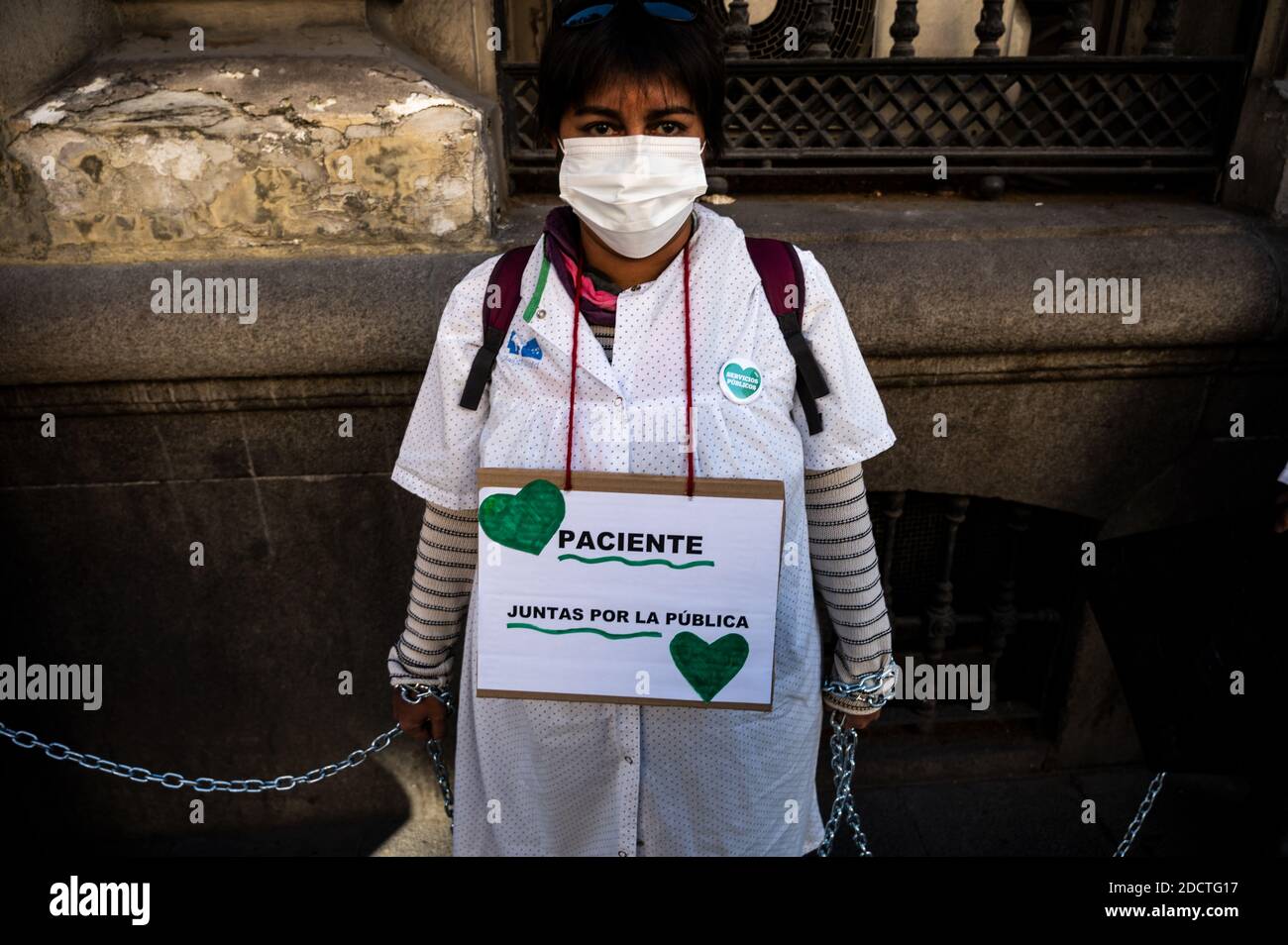 Madrid, Spanien. November 2020. Mitarbeiter im Gesundheitswesen protestieren mit einem Plakat mit der Aufschrift „Patient, vereint für die öffentliche Gesundheit“. Vertreter aller Krankenhausdienste haben sich um das Gesundheitsministerium gekettet, um zu protestieren, bessere Arbeitsbedingungen und gegen die Misshandlung ihres Sektors während der Coronavirus-Pandemie (COVID-19) zu fordern. Quelle: Marcos del Mazo/Alamy Live News Stockfoto