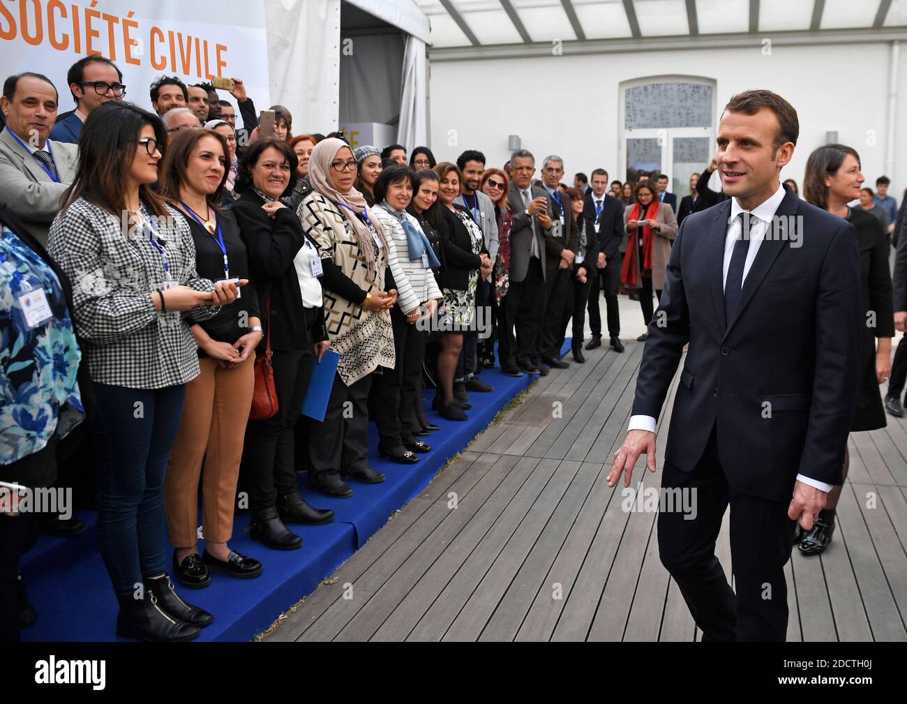 Der französische Präsident Emmanuel Macron trifft sich am 1. Februar 2018 in Tunis mit Mitgliedern der französischen Gemeinschaft in Tunesien. Macron On hat Tunesien zu einem "wichtigen Moment" für seine fragile Demokratie Unterstützung zugesagt, als er zwei Wochen nach Protesten das Land erschütterte, zu einem ersten Besuch eintraf. Foto von Eric Feferberg/Pool/ABACAPRESS.COM Stockfoto
