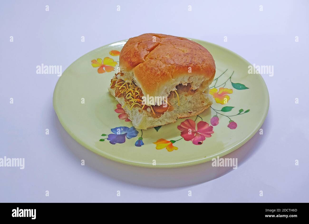 Kutchi dabeli steet style kutchi dabeli Brot und Gemüse dick Soße mit Erdnuss und Granatapfelkernen kutchi dapeli Stockfoto